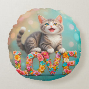Kätzchen sitzt auf farbenfrohen, blumigen LIEBES-B Rundes Kissen