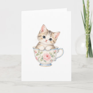 Kätzchen sitzt in einer Teetasse Karte