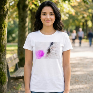 Kätzchen spielt mit einem rosa Garnball Aquarell T-Shirt