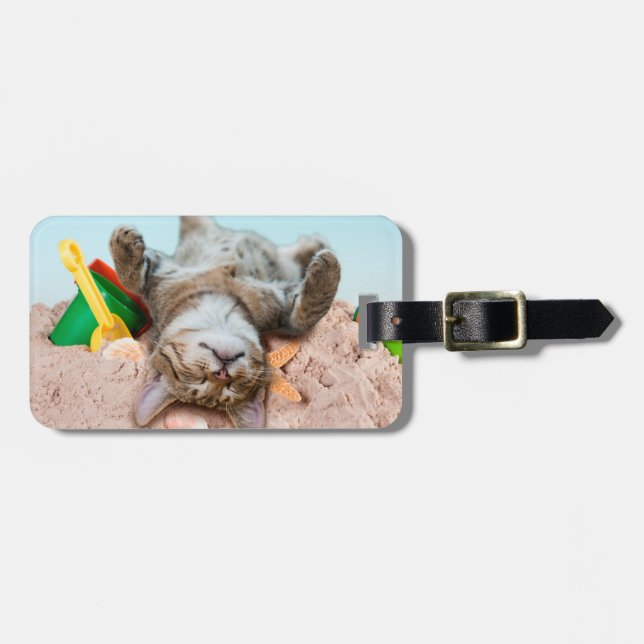 Katze am Strand und blauer Himmel Gepäckanhänger (Vorderseite horizontal)