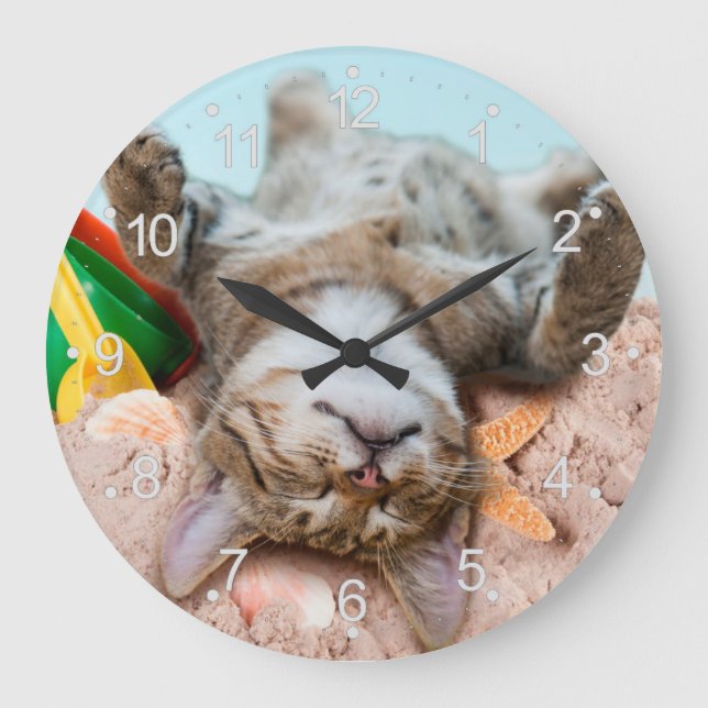 Katze am Strand und blauer Himmel Große Wanduhr (Vorderseite)