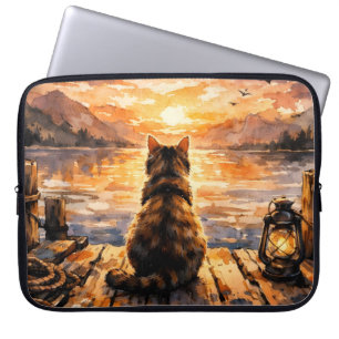 Katze auf Dock bei Sonnenuntergang Laptopschutzhülle