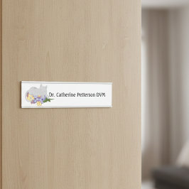 Katze auf einem Bettchen mit Blume für Tierärzte Türschild