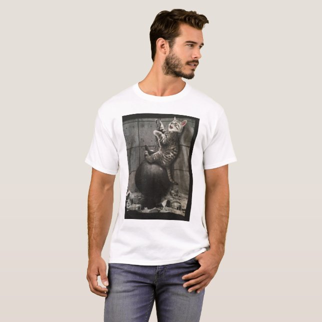 Katze auf einem ruinierenden Ball T-Shirt (Vorne ganz)