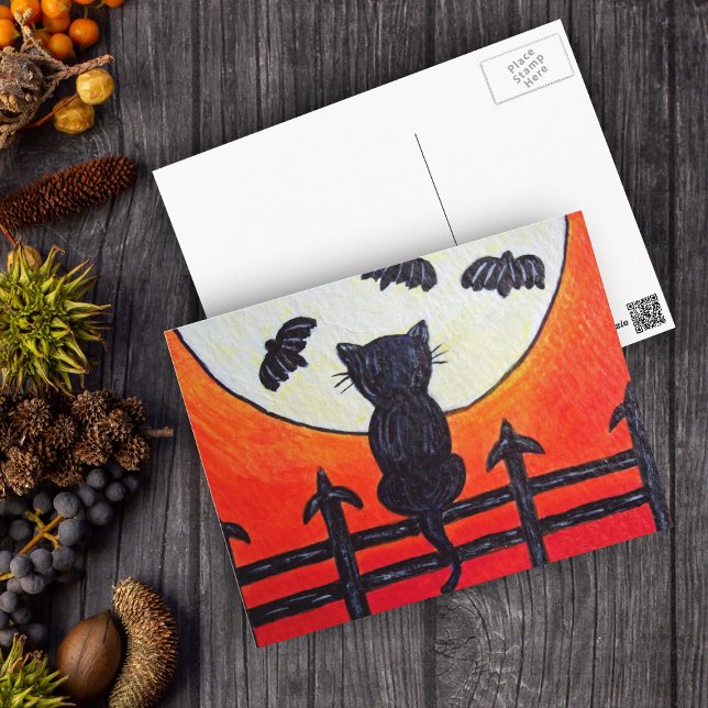 Katze auf einem Zaun in den Mondbädern Postkarte (Silhouette black cat on fence watching fly bats in full moon on orange Halloween postcard.)