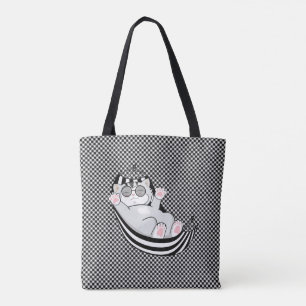 Katze auf Schwarz-Weiß-Schachbrettmuster