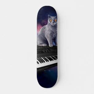 Katze auf Synthesizer im Weltraum Skateboard