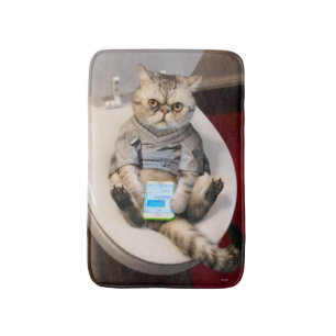 Katze auf Toilette Badematte