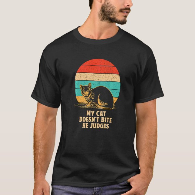 Katze beißt nicht Er beurteilt Katzenkätzchen Spaß T-Shirt (Vorderseite)