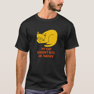 Katze beißt nicht, sie beurteilt Katze Katzenhum T-Shirt