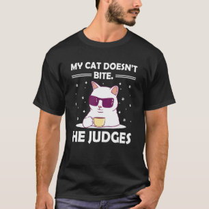 Katze beißt nicht, sie beurteilt Katze Katzenhum T-Shirt