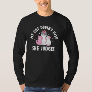 Katze beißt nicht, sie beurteilt Katzen-Mama Sarka T-Shirt