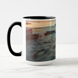 Katze, die auf einem Strand sitzt Tasse