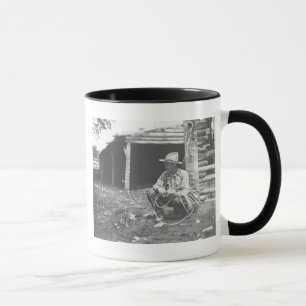 Katze, die aus einem Kaffee Can. heraus isst Tasse