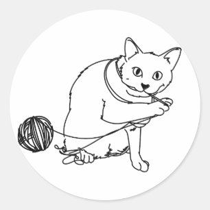 Katze, die einen Wollknäuel frisst / mit ihm spiel Runder Aufkleber