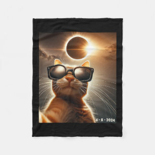 Katze, die sich mit Solar 2024 Eclipse Wearin selb Fleecedecke