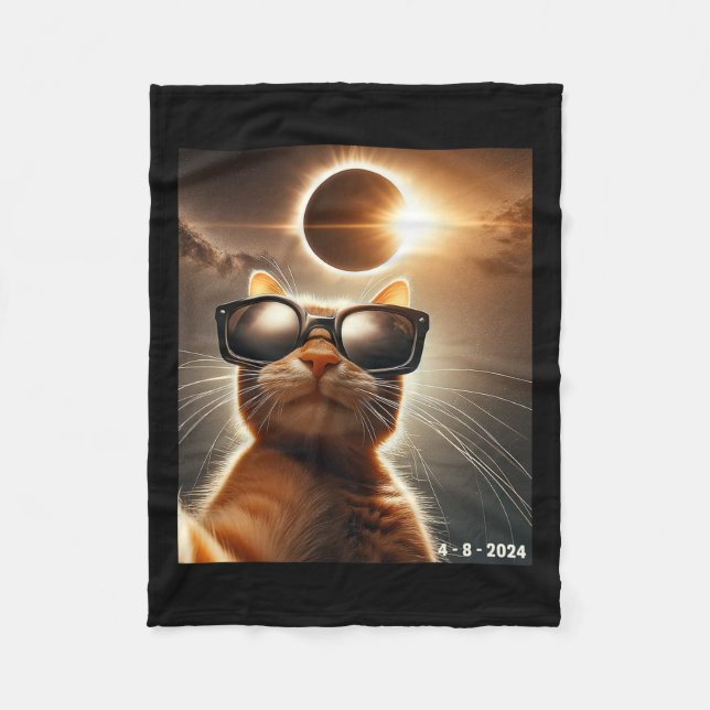 Katze, die sich mit Solar 2024 Eclipse Wearin selb Fleecedecke (Vorderseite)