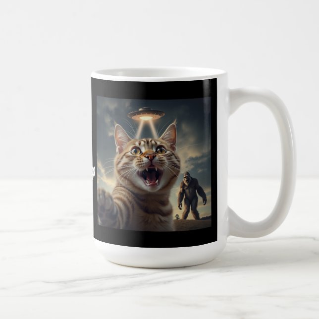 Katze Einnahme von Selfie mit UFO und Bigfoot Funn Kaffeetasse (Rechts)