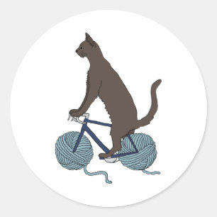 Katze fährt Fahrrad mit Garnballrädern Runder Aufkleber