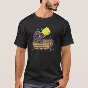Katze fischt auf einem Boot T-Shirt