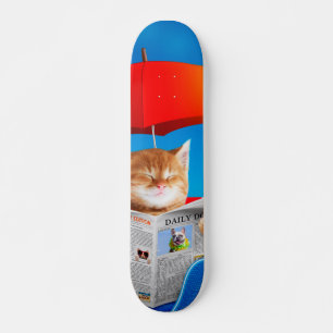 Katze im Beach Reads Zeitung Skateboard