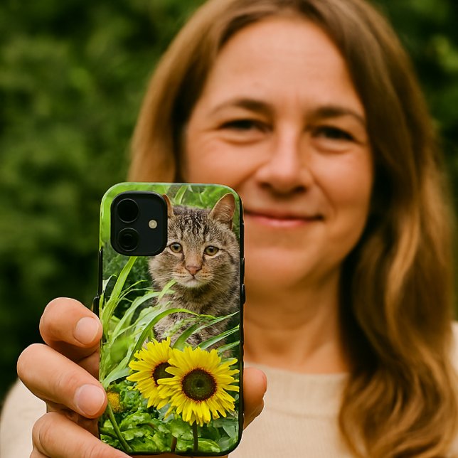 Katze im Garten mit Sonnenblumen Case-Mate iPhone Hülle (Von Creator hochgeladen)