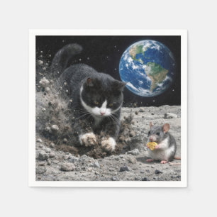 Katze im Smoking gräbt einen Mondkrater mit einer Serviette