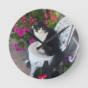 Katze im Smoking süß mit hübschen Blumen Schwarze Runde Wanduhr