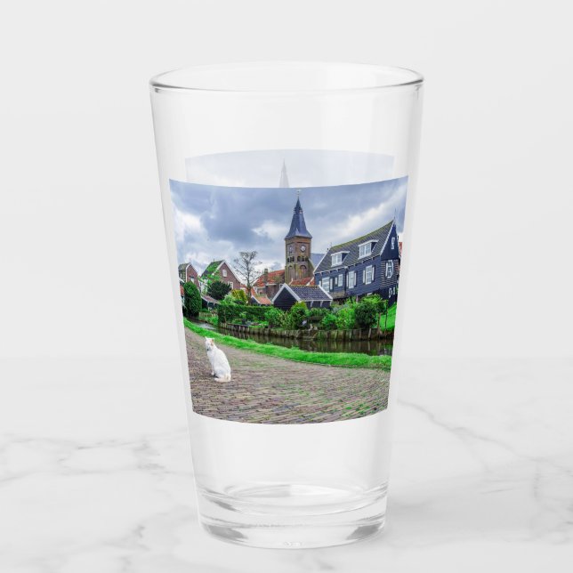 Katze im traditionellen Fischerdorf Glas (Vorderseite)