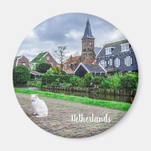 Katze im traditionellen Fischerdorf Magnet