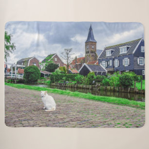 Katze im traditionellen Fischerdorf Sherpadecke