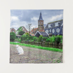 Katze im traditionellen Fischerdorf Wandteppich