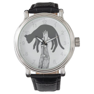 Katze in den Händen des Besitzers - Wählen Sie die Armbanduhr