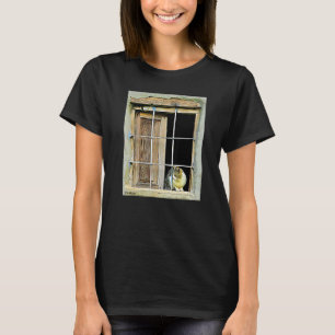 Katze in Fenster schön auf einem T-Shirt