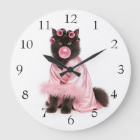 Katze in rosa Robe mit Lockenwicklern und Bubble-G