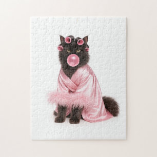 Katze in rosa Robe mit Lockenwicklern und Bubble-G Puzzle