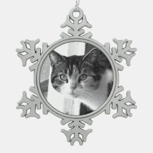 Katze in Schwarzweiss Schneeflocken Zinn-Ornament