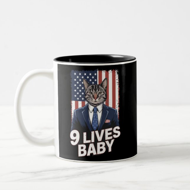 Katze in Suite mit Trump Hair American Flag 9 Live Zweifarbige Tasse (Links)