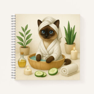 Katze ist im Wellness-Center mit Kerzenlicht Notizbuch