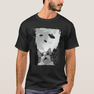 Katze läuft vor Alien-Raumschiffen Katze Alien-Inv T-Shirt