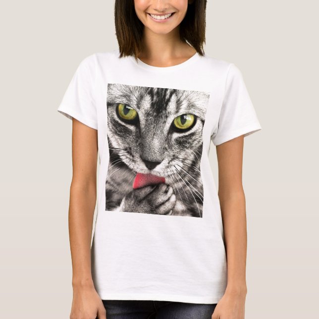 Katze leckt T-Shirt (Vorderseite)
