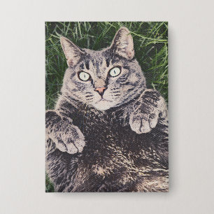 Katze liegt im Gras Button
