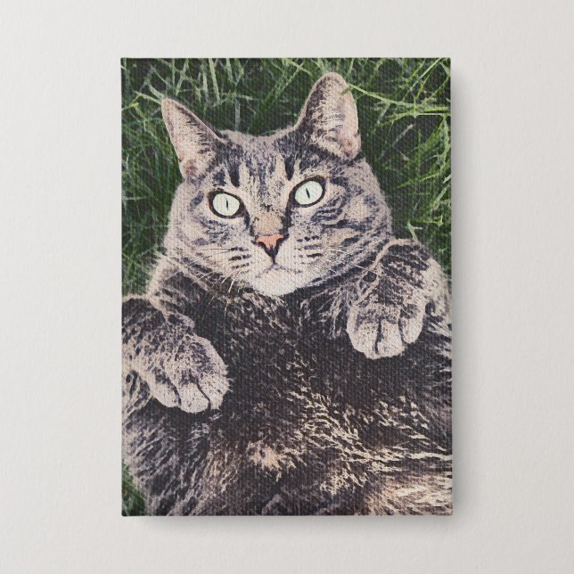 Katze liegt im Gras Button (Vorderseite)