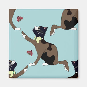 Katze mit Bogen fängt einen Ladybug. Magnet