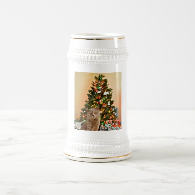 Katze mit dekoriertem Weihnachtsbaum und Geschenkb Bierglas (Mittel)