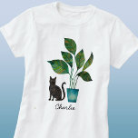 Katze mit getöpfter Pflanze Wasserfarbe Personalis T-Shirt<br><div class="desc">Moderne Aquarellmalerei einer kleinen schwarzen Katze,  die an einer Pflanze in einem türkisblauen Topf sitzt. Originelle Kunst von Nic Squirrell. Ideal für Katzen- und Hauspflanzenliebhaber. Moderne Schrift Typografie-Name - Änderung zu personalisieren.</div>