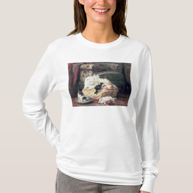 Katze mit ihren Kätzchen auf einem Kissen T-Shirt (Vorderseite)