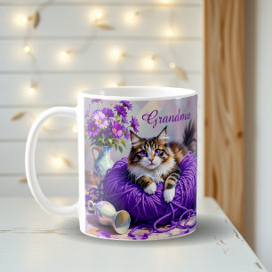 Katze mit lila Augen in lila Garn und Blumen Kaffeetasse