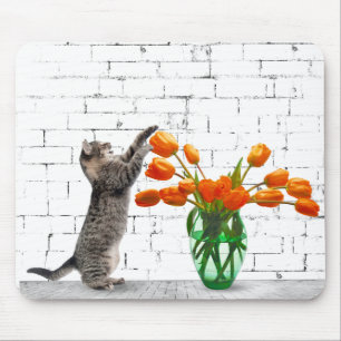 Katze mit Orange Tulip Bouquet Mousepad