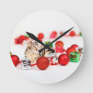 Katze mit roter Weihnachtsmannmütze als Weihnachts Runde Wanduhr